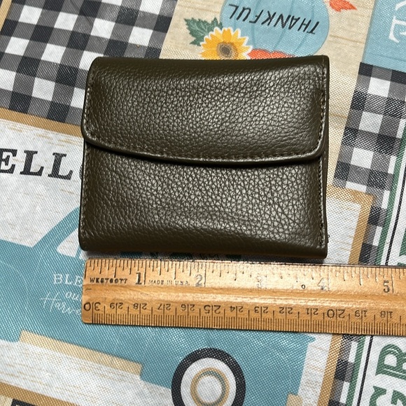 Buxton Small Genuine Leather Exterior Green Tri-fold Wallet - Picture 4 of 8